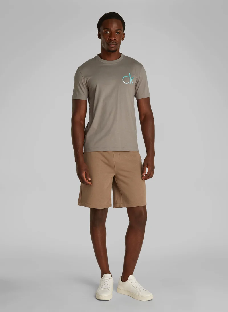 كالفن كلاين تيشيرت بشعار الصدر