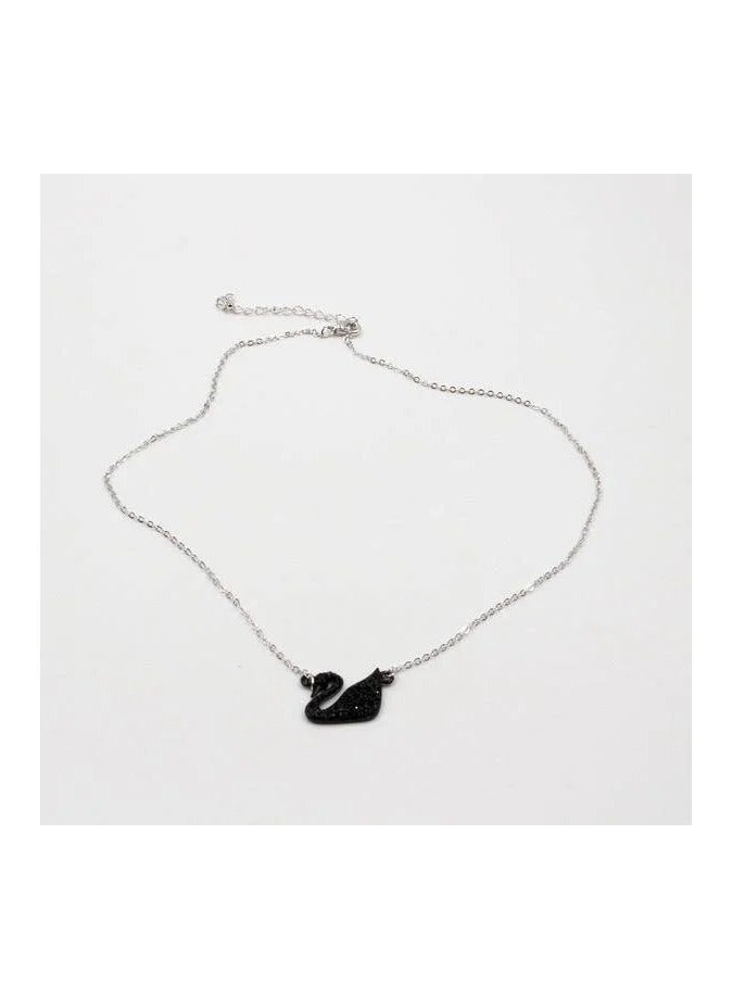 سواروفسكي "أناقة متألقة: سلسلة سواروفسكي من الفضة 925 - قطعة مجوهرات مصنوعة بشكل مذهل تجمع بين الرقي الخالد والتألق المتلألئ، مصممة بخبرة لإضافة لمسة من السحر إلى أي مظهر، مثالية للمناسبات الخاصة والسحر اليومي." - Image 2