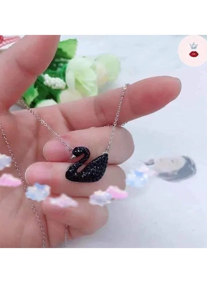 سواروفسكي "أناقة متألقة: سلسلة سواروفسكي من الفضة 925 - قطعة مجوهرات مصنوعة بشكل مذهل تجمع بين الرقي الخالد والتألق المتلألئ، مصممة بخبرة لإضافة لمسة من السحر إلى أي مظهر، مثالية للمناسبات الخاصة والسحر اليومي." - Image 3