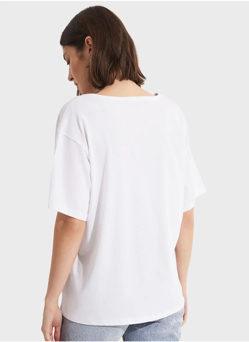 جون V-Neck Loose Cut T-Shirt