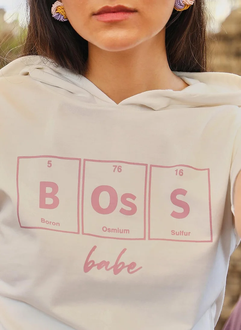 بينيا كولادا بلوزة قصيرة نسائية "Boss Babe" بلون أبيض طباشيري