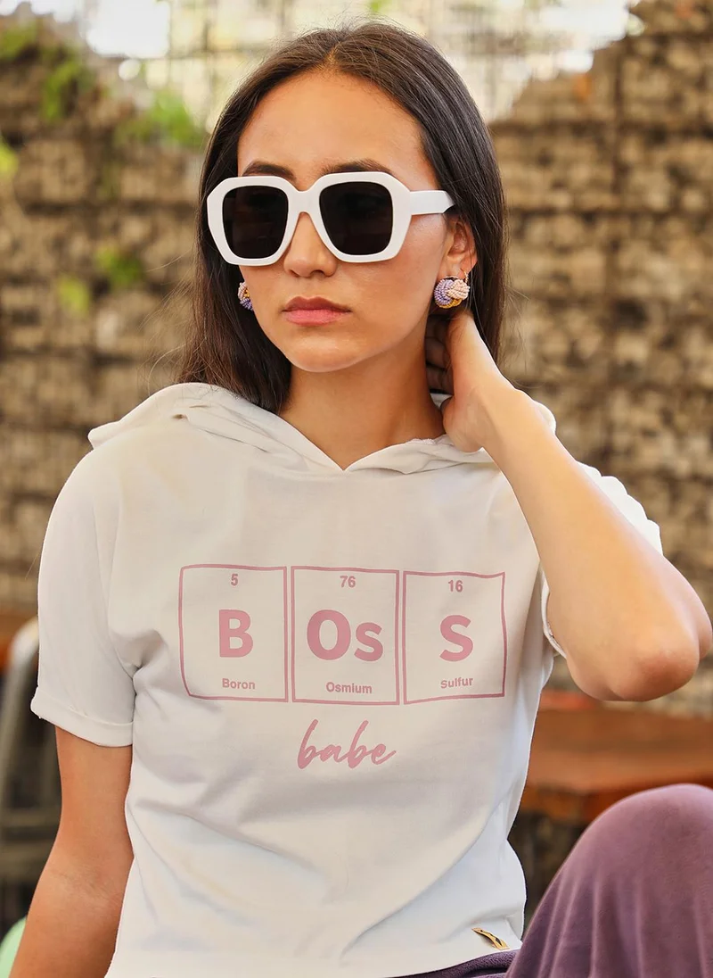 بينيا كولادا بلوزة قصيرة نسائية "Boss Babe" بلون أبيض طباشيري