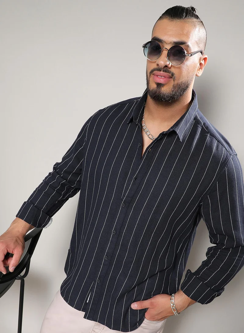 انستافاب بلس قميص رجالي أزرق داكن مخطط بياقة ممتدة وأكمام طويلة