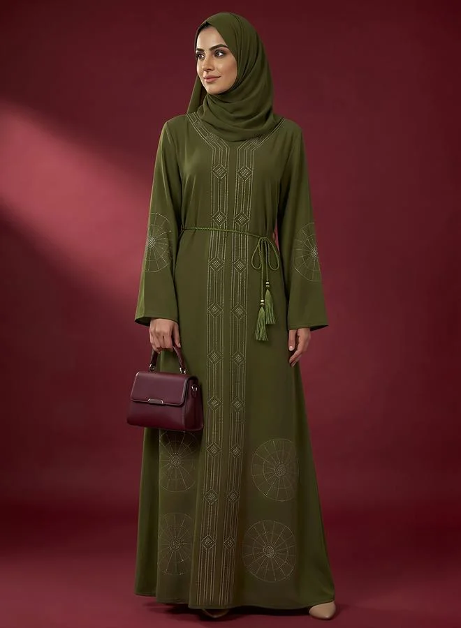 جلو باص عباية مزينة مع حجاب