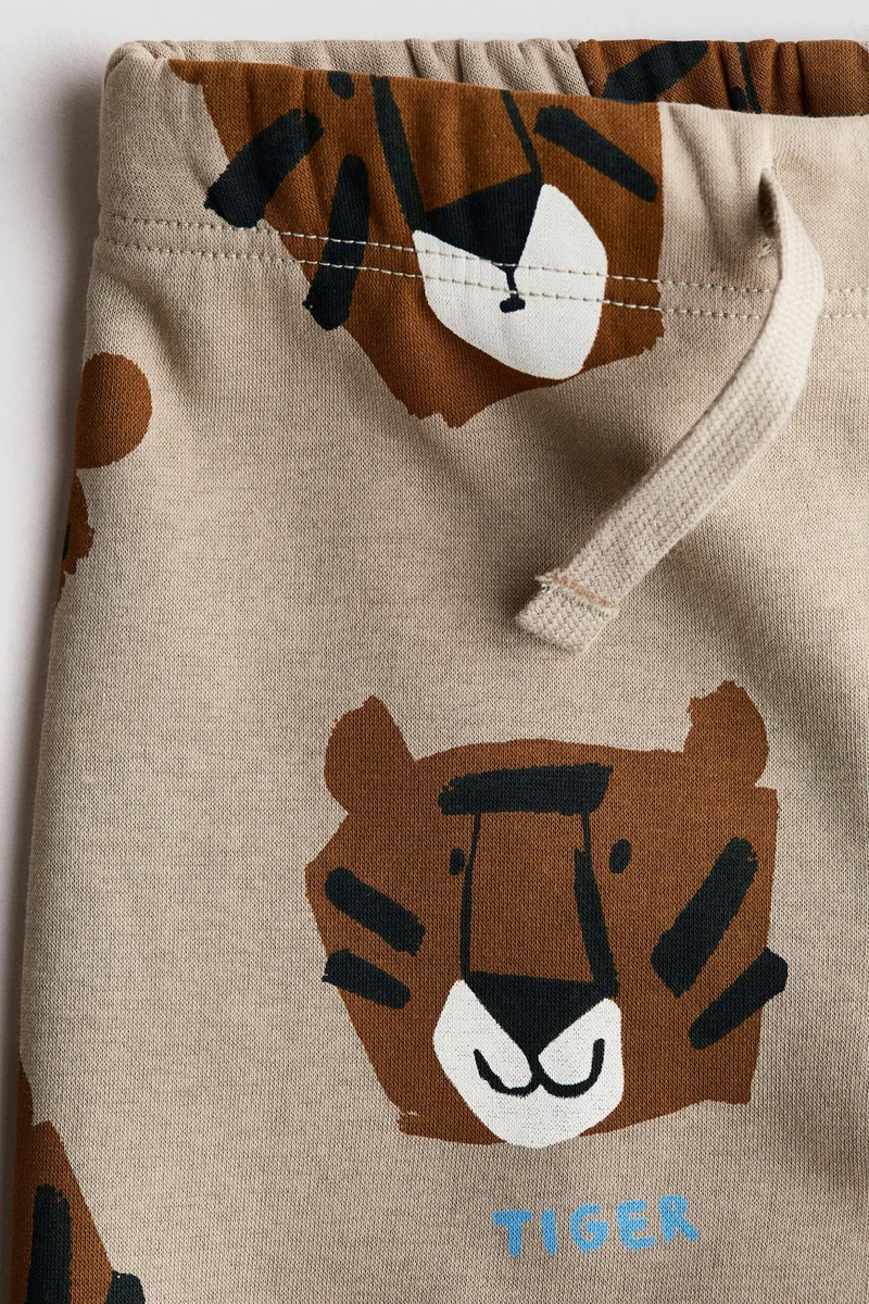 اتش اند ام بنطلون رياضي مزيّن برسمة