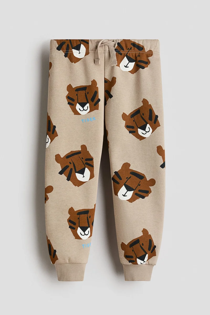 اتش اند ام بنطلون رياضي مزيّن برسمة