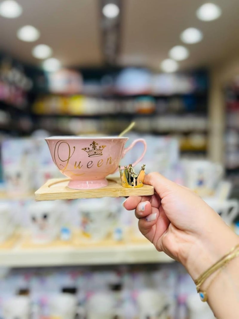 كوب قهوة - كوب سيراميك جميل مزين بطبعة تاج ترمز إلى ملكة كل شيء، يتضمن غطاءً عمليًا وملعقة وقاعدة أكواب، هدية أنثوية مميزة لأعياد الميلاد ولحظات الشاي الدافئة.
