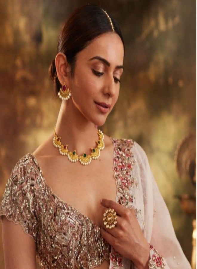 اكسيشر طقم عقد تقليدي مطلي بالذهب من أكسيشر للنساء، مرصع بأحجار الياقوت والزمرد | تصميم هلال، خرز لؤلؤي، وأقراط متناسقة - Image 2