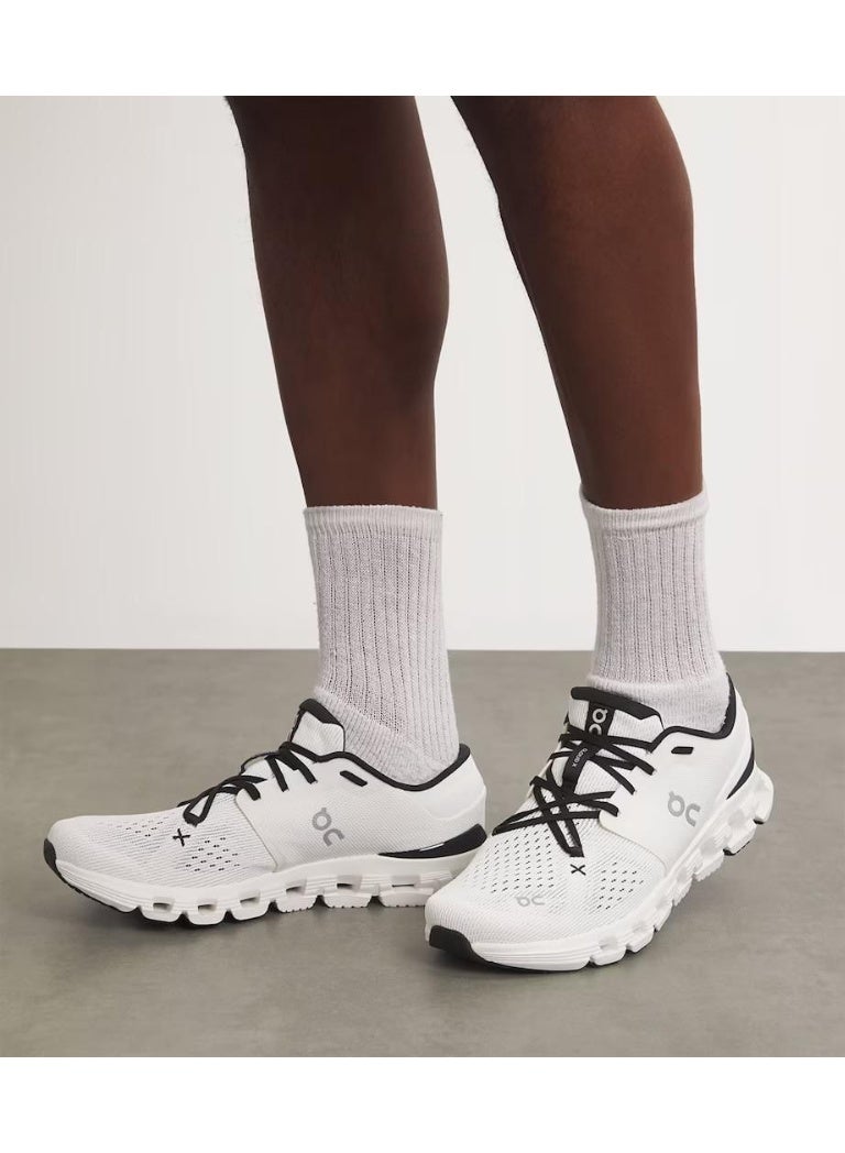 حذاء رياضي للجنسين من On Running Cloud X 4 باللونين العاجي والأسود