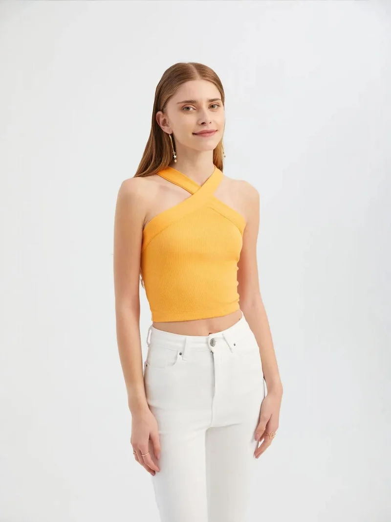 هيكاب بلوزة قصيرة بياقة هالتر وربطة متقاطعة من الأمام