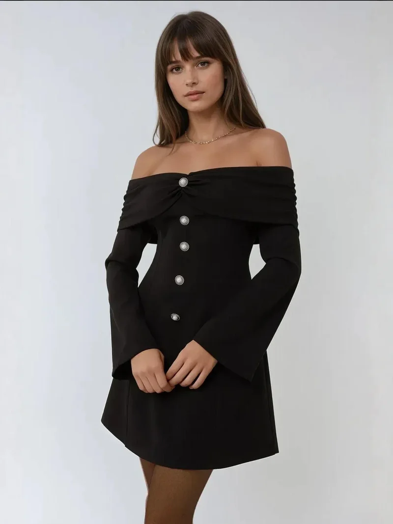 زوبعة فستان قصير حصري بتصميم مخصص بكتف مكشوف وزر تفصيلي