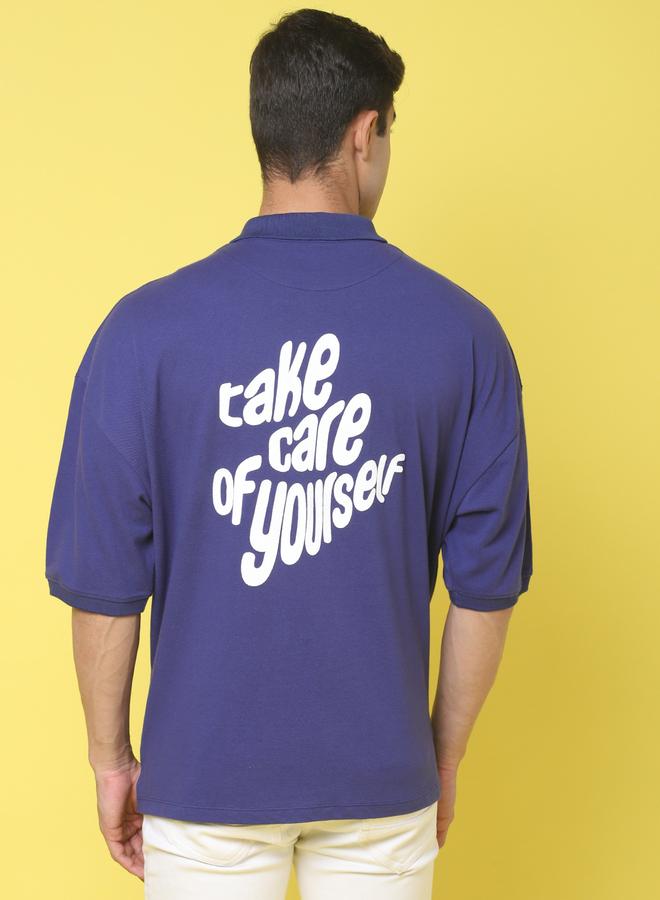 تايك تو تيشيرت بولو رجالي أزرق داكن بطبعة جرافيك مقاس كبير من دور - Image 2