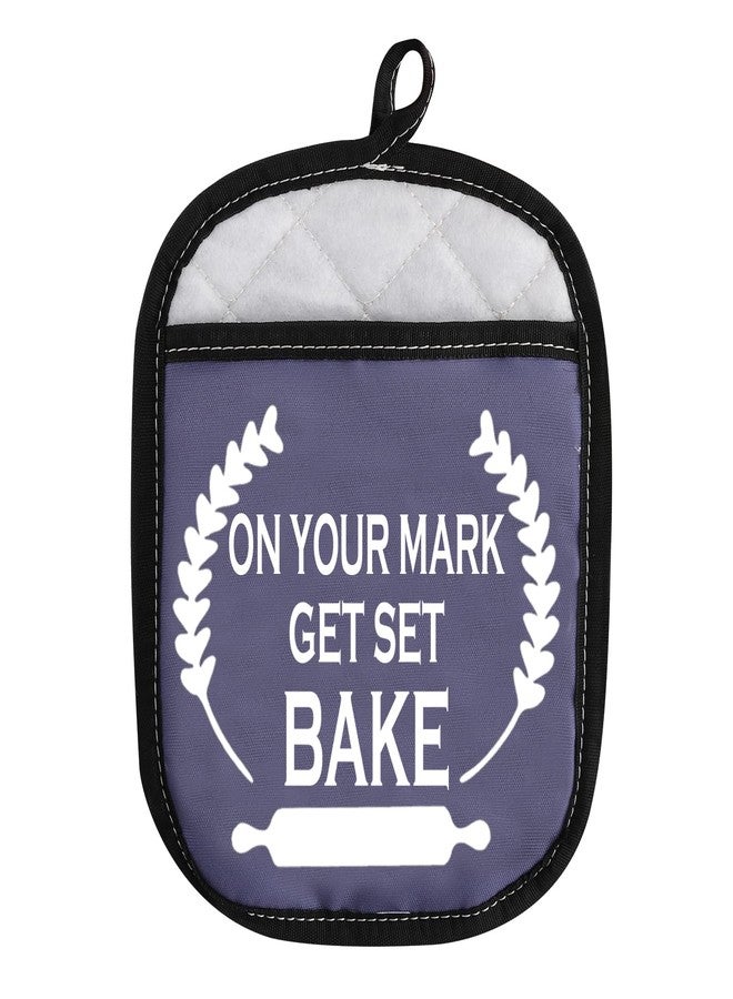 حامل أواني فرن مستوحى من برنامج WCGXKO Baking Show مزود بجيب، من ماركة Get Set Bake (Get Set Bake bl) - Image 1