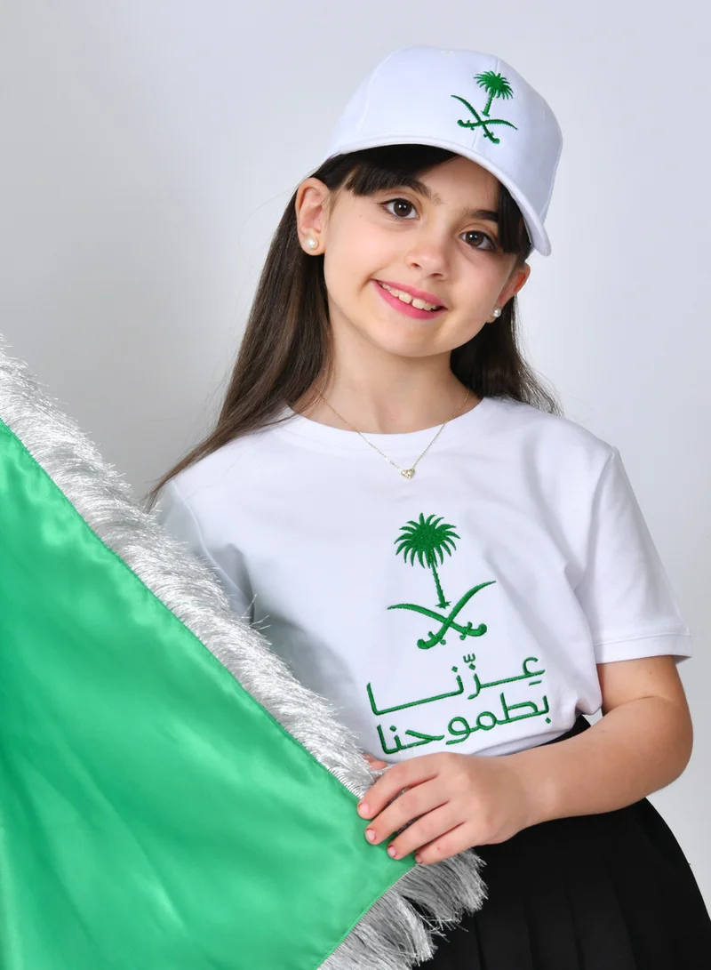 عبايات حوراء تيشيرت ابيض بتطريز شعار عزنا بطموحنا (للأولاد والبنات)