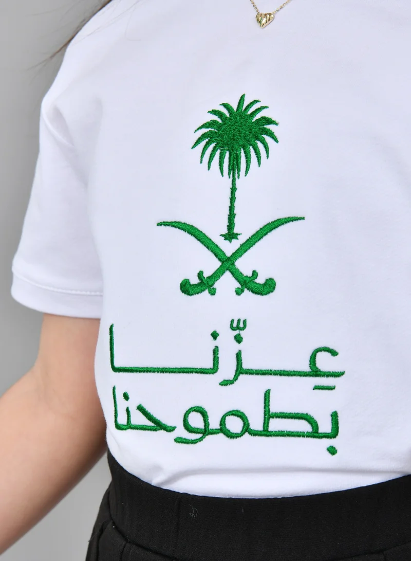 عبايات حوراء تيشيرت ابيض بتطريز شعار عزنا بطموحنا (للأولاد والبنات)