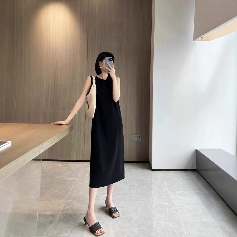 فستان أسود سادة بلا أكمام طويل