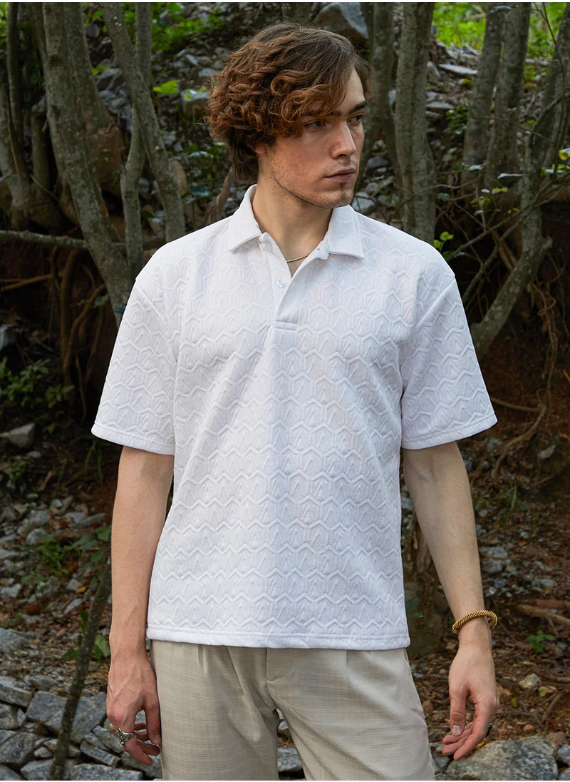 Campus Sutra Men's Daisy White Zigzag-Tactile T-Shirt