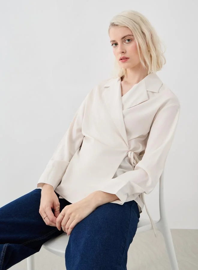 تايك تو بلوزة بتفاصيل ربط وفتحة ياقة مميزة بلون سادة