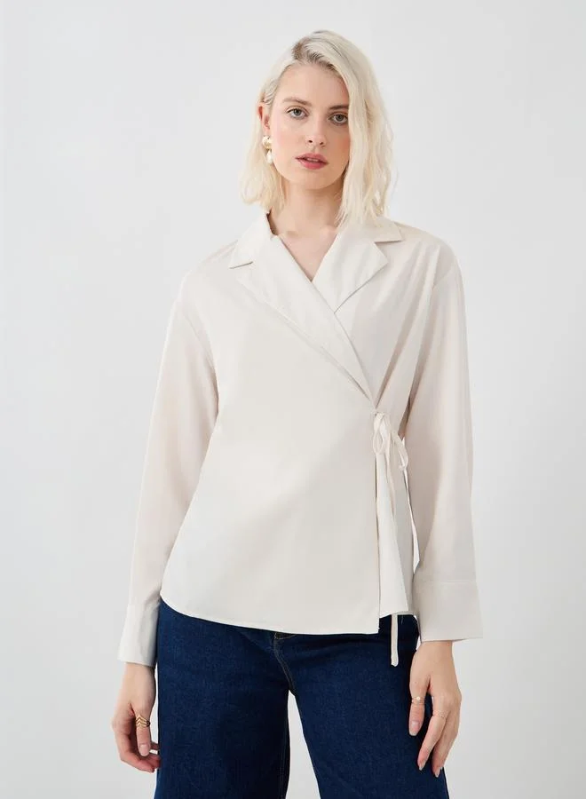 تايك تو بلوزة بتفاصيل ربط وفتحة ياقة مميزة بلون سادة
