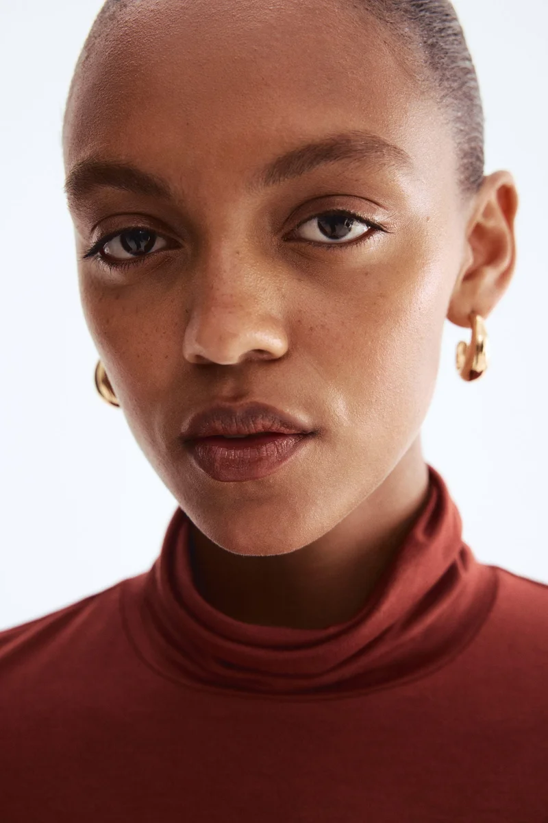 اتش اند ام بلوزة بياقة بولو من الفسكوز