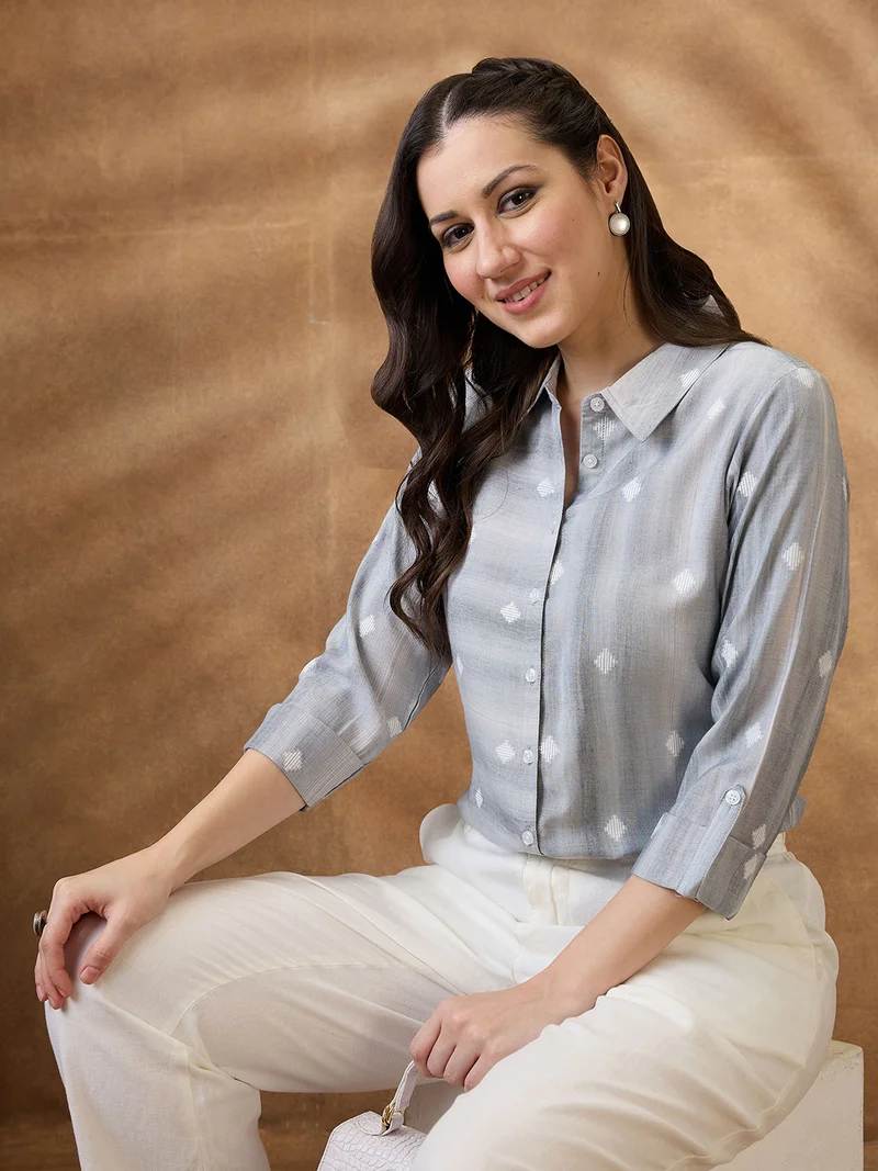 جلو باص بلوزة نسائية رمادية بياقة مدورة وأكمام قابلة للطي بتصميم هندسي منسوج