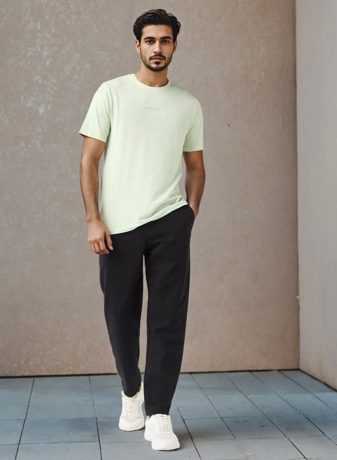 ادوت من سبلاش بنطلون رياضي بشعار بارز وجيوب