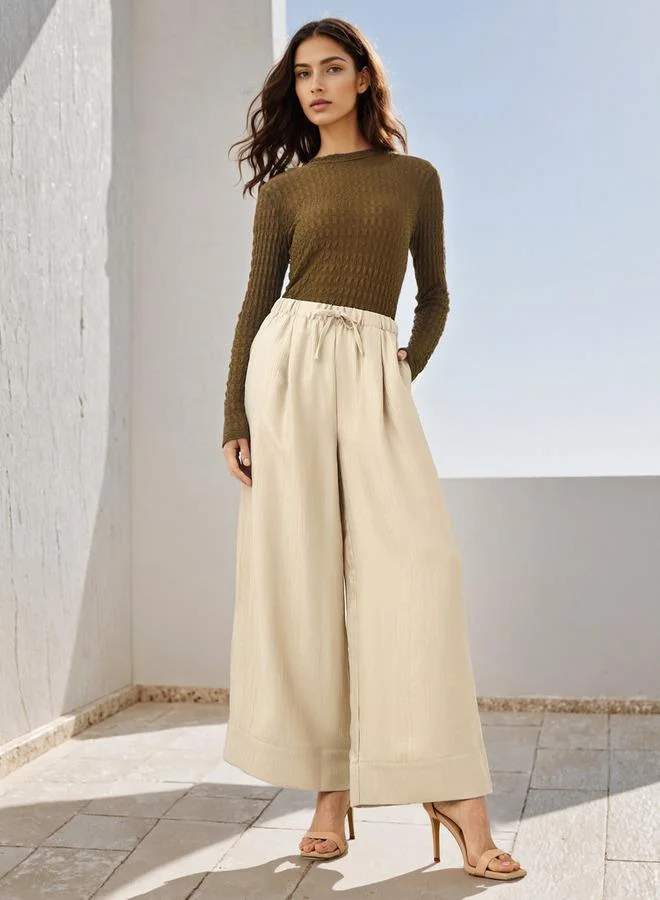 ايكونيك قميص أنيق بياقة عالية وملمس مميز