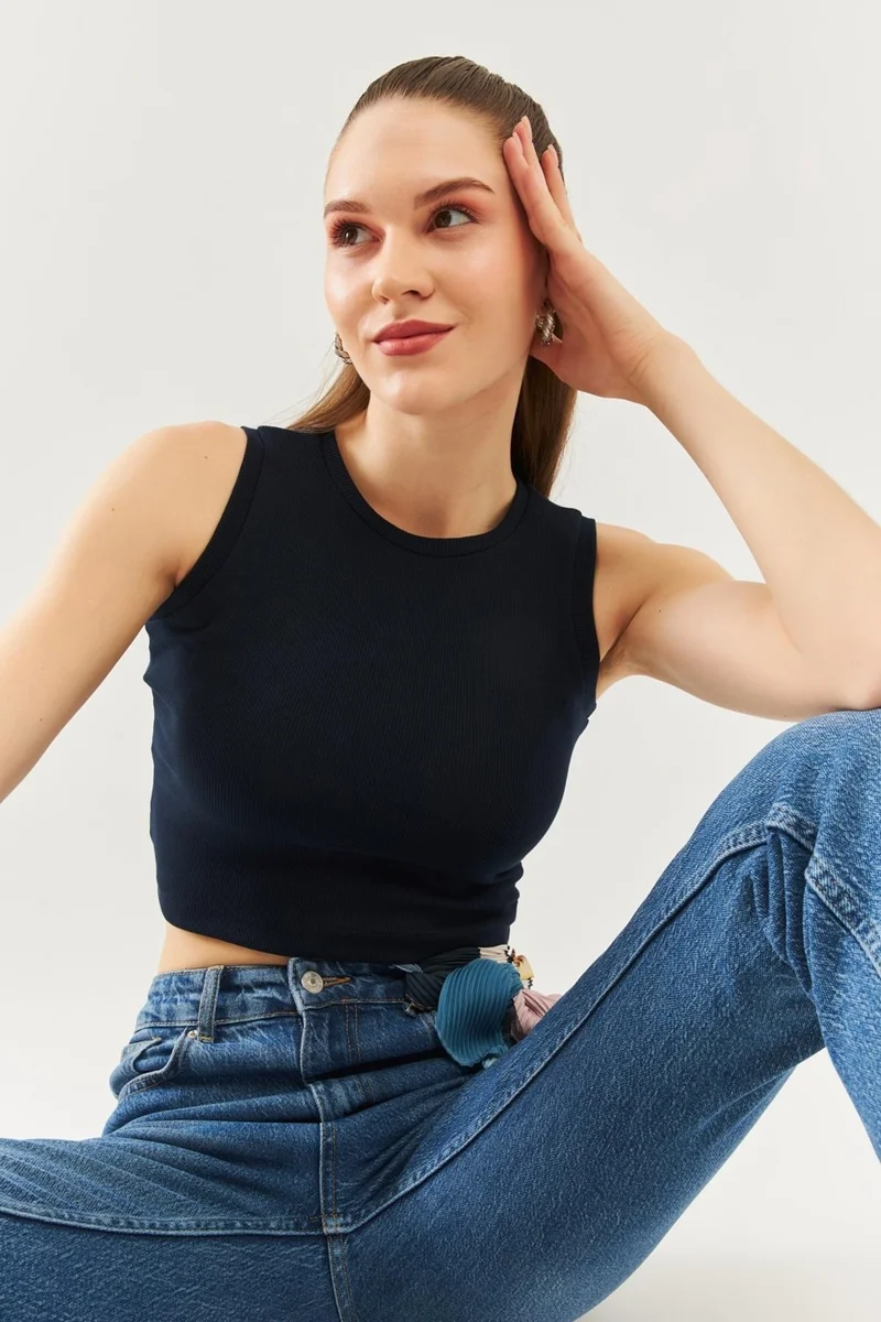 بوتيكجيز Lacivert Sıfır Kol Bisiklet Yaka Vucuda Oturan %100 Pamuklu Kaşkorse Esnek Crop Bluz