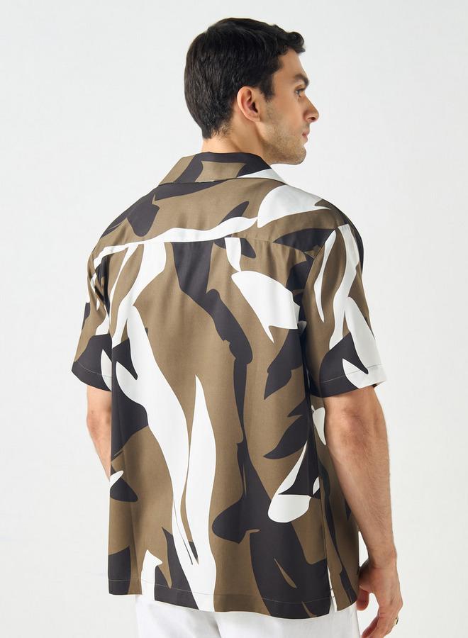 ايكونيك قميص بقصة عادية وطبعات وياقة كامب وأكمام قصيرة من أيكونيك - Image 3