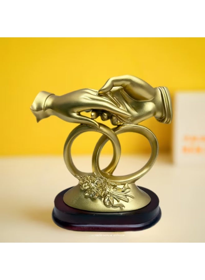 إيروريكس تمثال يدين مع خواتم متشابكة للأزواج قابل للتخصيص – نسخة زفاف من الراتنج قابلة للحفر بالاسم/التاريخ/الرسالة، باللون الذهبي – هدية ذكرى زواج للزوجة أو الحبيبة – تمثال بلمسة تشبه الرسم اليدوي (لا يحتاج إلى كهرباء) - Image 4