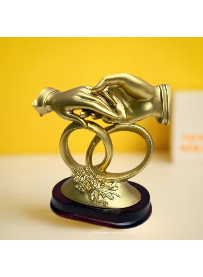 إيروريكس تمثال يدين مع خواتم متشابكة للأزواج قابل للتخصيص – نسخة زفاف من الراتنج قابلة للحفر بالاسم/التاريخ/الرسالة، باللون الذهبي – هدية ذكرى زواج للزوجة أو الحبيبة – تمثال بلمسة تشبه الرسم اليدوي (لا يحتاج إلى كهرباء) - Image 5