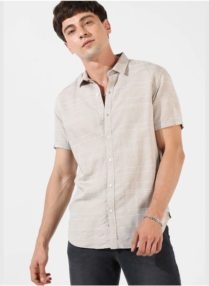 Campus Sutra Textured Spread Collar Short Sleeve Shirt