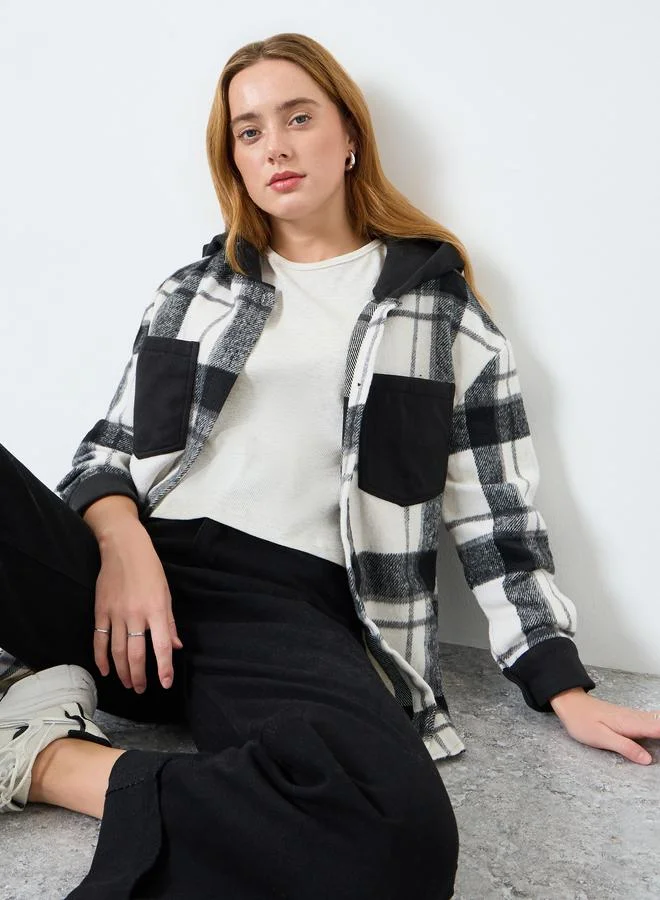 تايك تو جاكيت بنقشة مربعات بتفاصيل جيب وأزرار أمامية