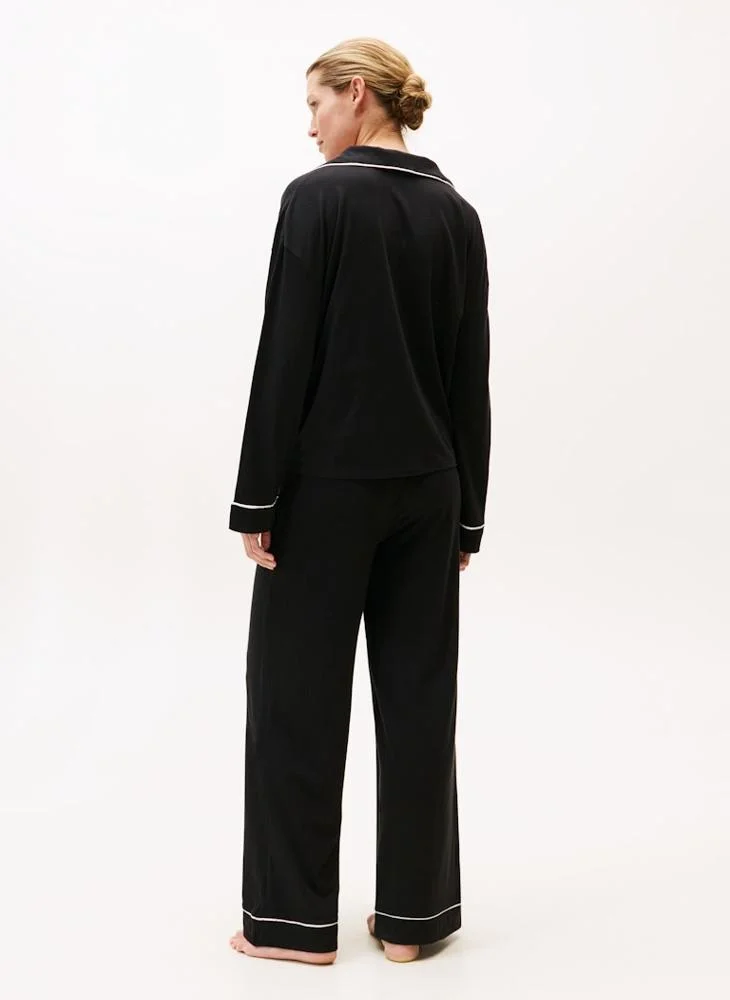 تومي هيلفيغر طقم قميص وبنطلون بشعار