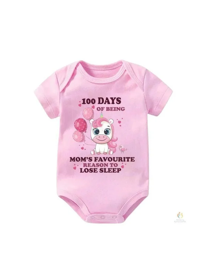 ماتشينج فاميلي اوتفيتس رومبر أطفال بمناسبة مرور ١٠٠ يوم - بدلة جسم مطبوعة بعبارة "السبب المفضل للأمهات لقلة النوم" | بدلة أطفال وردية لطيفة بطبعة يونيكورن | طقم ملابس احتفالي لطفلة بمناسبة مرور ١٠٠ يوم | رومبر قطني بأكمام قصيرة