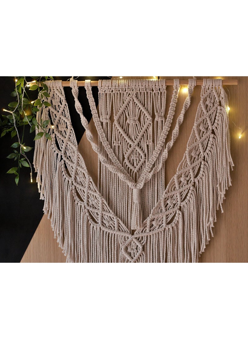 انتيكيانو "قطعة مكرمية جدارية أنيقة مصنوعة يدويًا من خيوط القطن الطبيعي، بتصميم بوهيمي بسيط يضفي لمسة دافئة وعصرية على أي مساحة. مثالية لتزيين غرف النوم، المعيشة أو حتى المداخل، وتعتبر خيارًا رائعًا كهدية لعشاق الديكور اليدوي." - Image 2