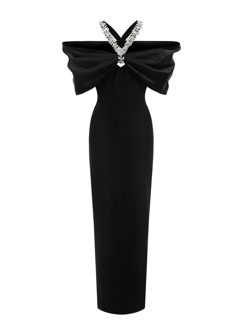 بيلا بارنيت فستان ماكسي بتصميم هالتر ماسي مكشوف الكتفين من سلون