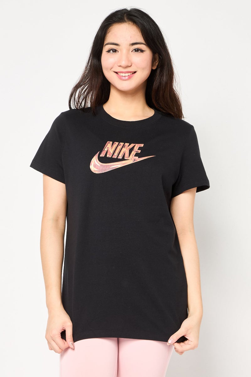 Nike تي شيرت رياضي نسائي قصير الأكمام في الهواء الطلق، أسود - Image 1