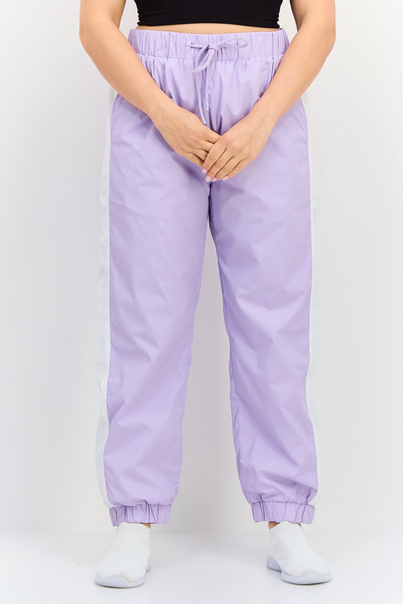 Levi's سروال جوجر للنساء بتصميم عادي مع شعار العلامة التجارية، ليلك - Image 1