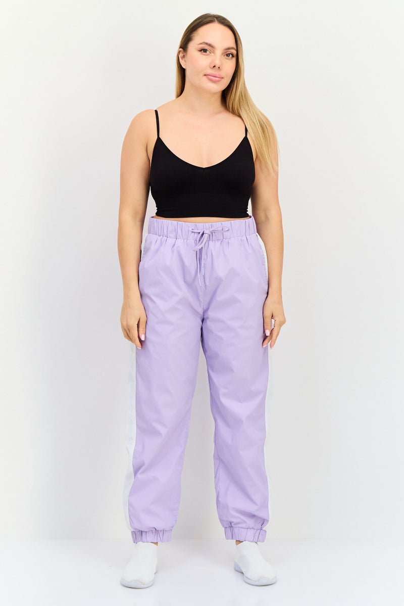 Levi's سروال جوجر للنساء بتصميم عادي مع شعار العلامة التجارية، ليلك - Image 4