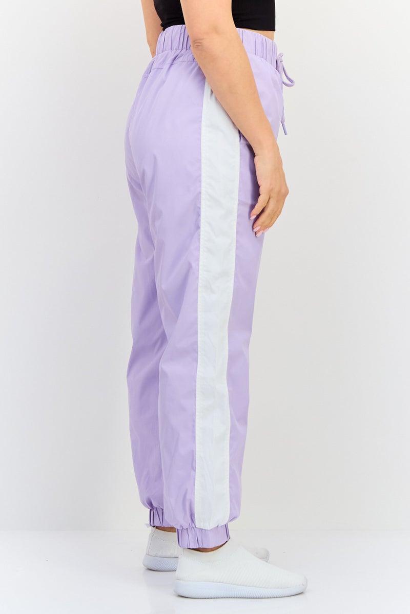 Levi's سروال جوجر للنساء بتصميم عادي مع شعار العلامة التجارية، ليلك - Image 2