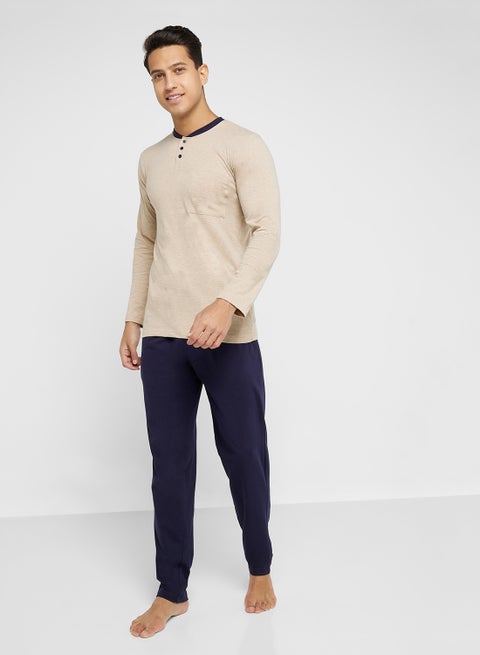 طقم بيجامة تي شيرت وبنطلون