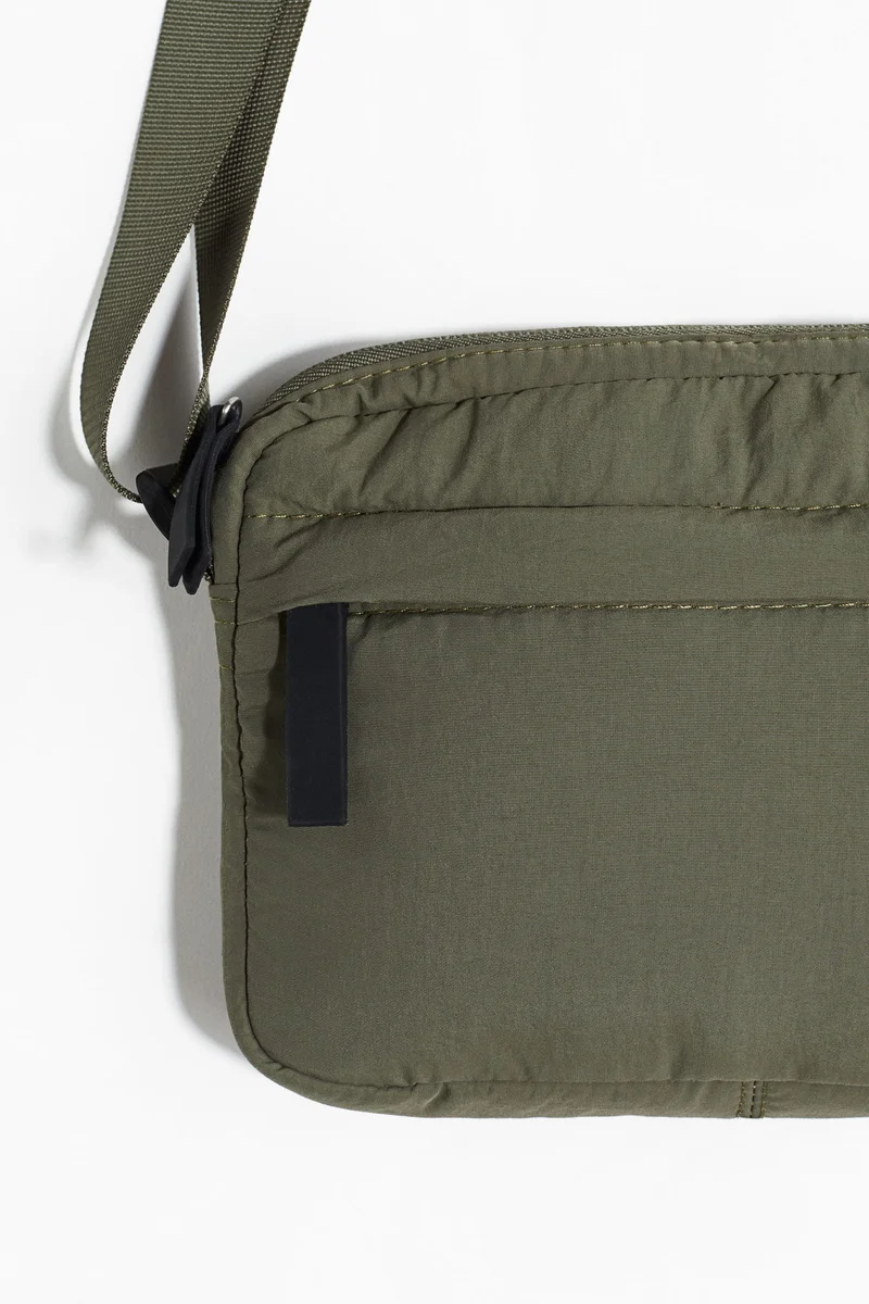 اتش اند ام حقيبة كروس بودي من النايلون