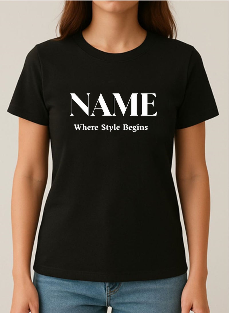 لوحة تيشيرت قطن قابل للتخصيص باسمك مع تصميم عبارة إنجليزية هنا الأناقة - Image 3