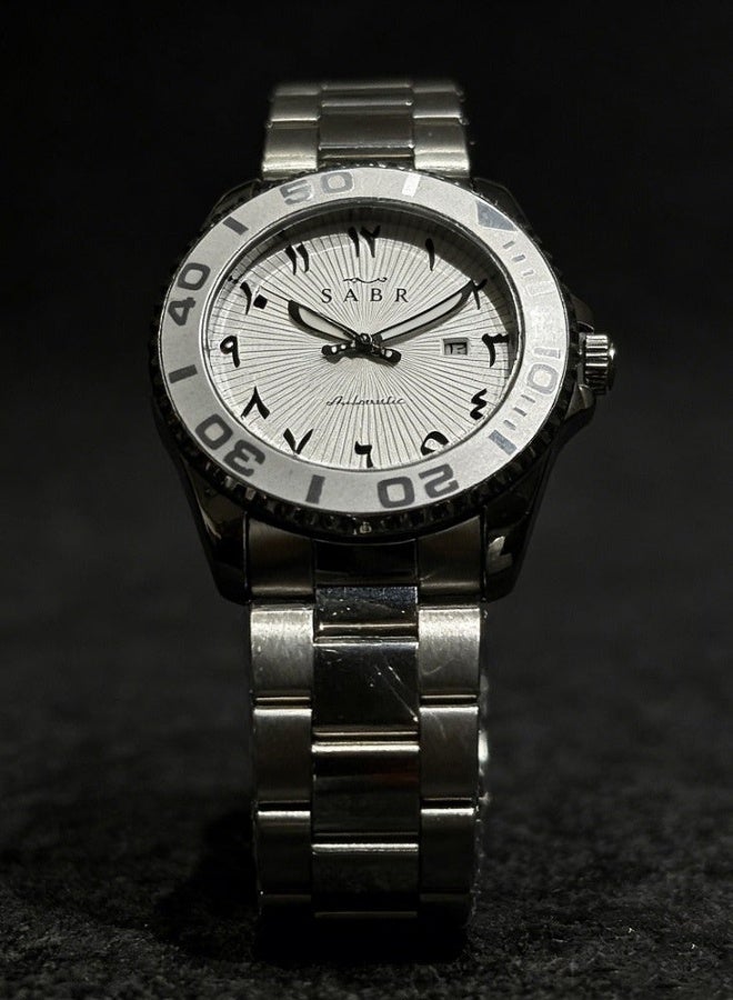 Sabr Arabic Men's Watch – Stainless Steel Diver-Inspired Quartz Wristwatch, Silver Sunray Dial with Date Window, Arabic Numerals, Premium Business Gift - Image 3