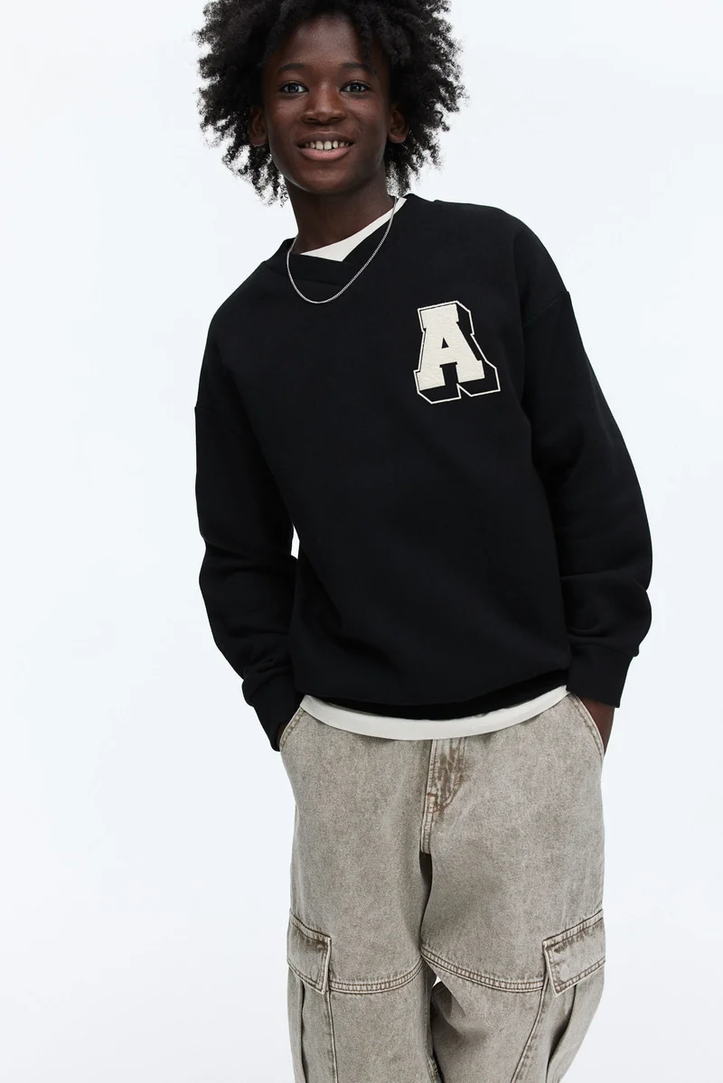 اتش اند ام بلوزة بياقة على شكل حرف