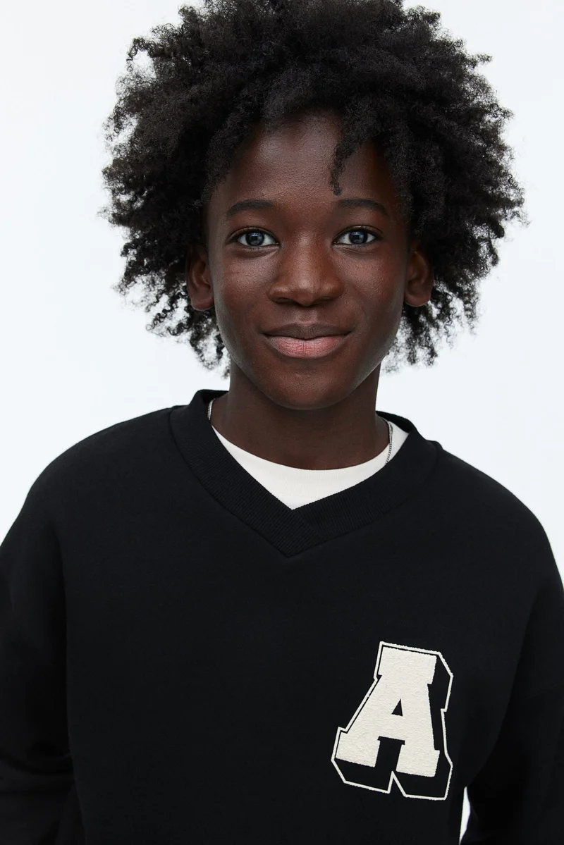 اتش اند ام بلوزة بياقة على شكل حرف