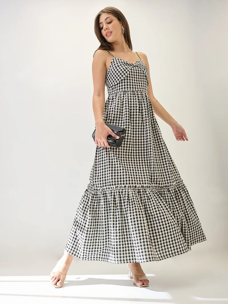 جلو باص فستان ماكسي نسائي بنقشة مربعات وأكمام بحمالات ورقبة قلب مع تفاصيل فيونكة وطبقات بقصة واسعة