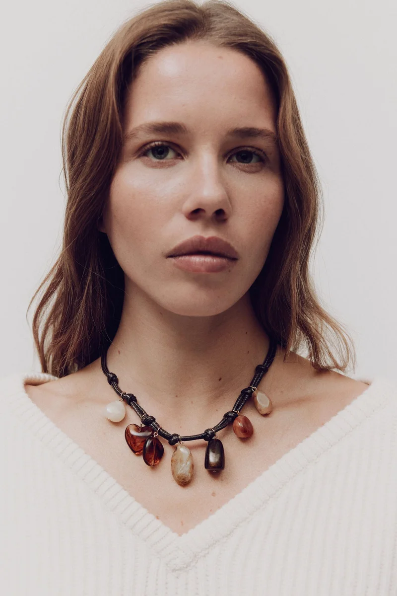 اتش اند ام قلادة سلك بتعليقة