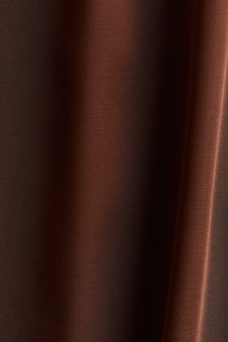 اتش اند ام تنورة بحافة ضيقة